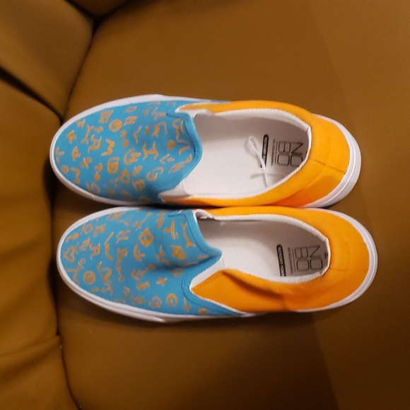 Hand painted slip on shoes - Picture 3 of 4